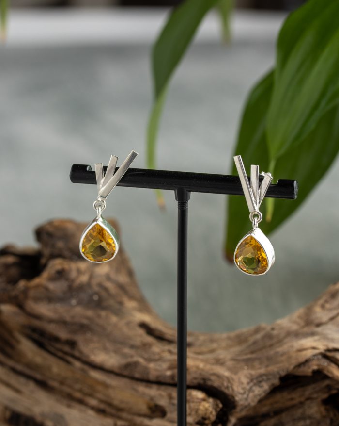 Handmade silver drop-shaped gemstone earrings crafted by artisans in Brazil, featuring fine jewellery design.