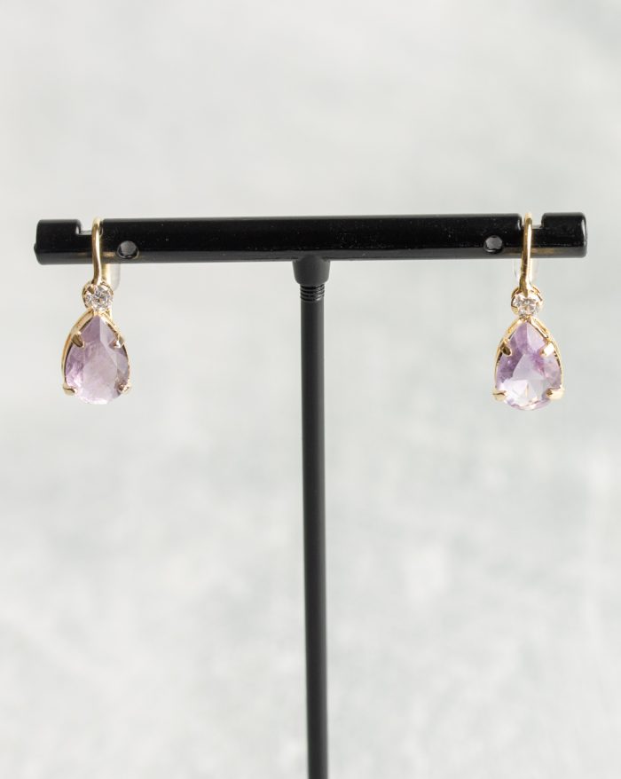 Handmade gold-plated gemstone earrings featuring crystals from Brazil, part of the Brasil collection.