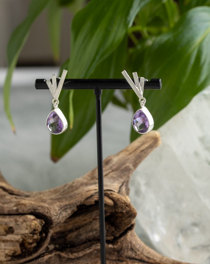 Handmade silver drop-shaped gemstone earrings crafted by artisans in Brazil, featuring fine jewellery design.