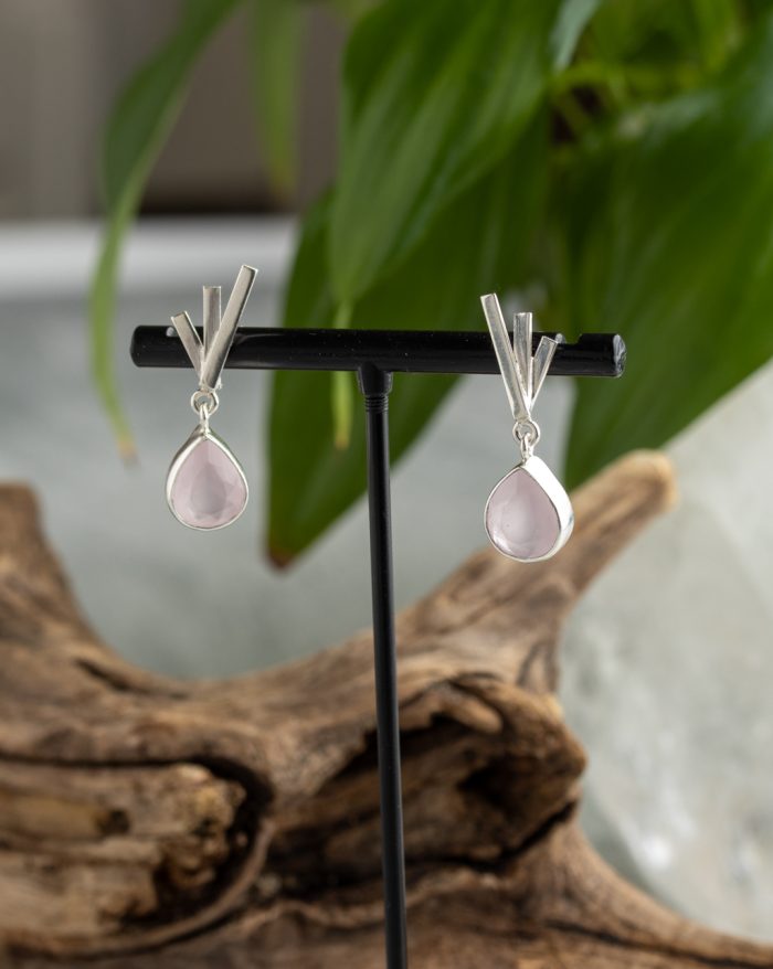 Handmade silver drop-shaped gemstone earrings crafted by artisans in Brazil, featuring fine jewellery design.