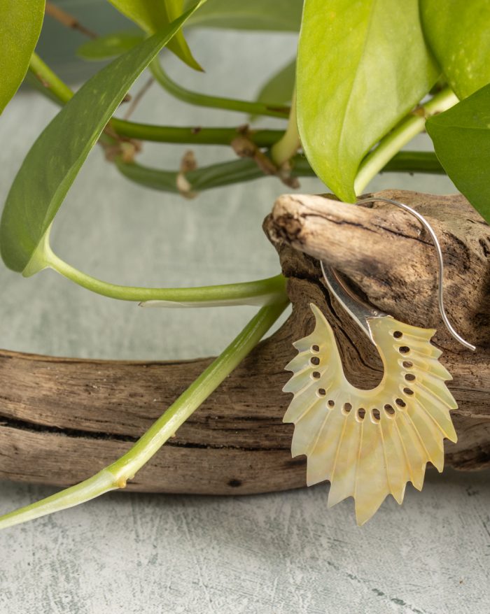 Hand-carved feather earrings and ring from the Bali collection in silver, featuring elegant pearl accents.