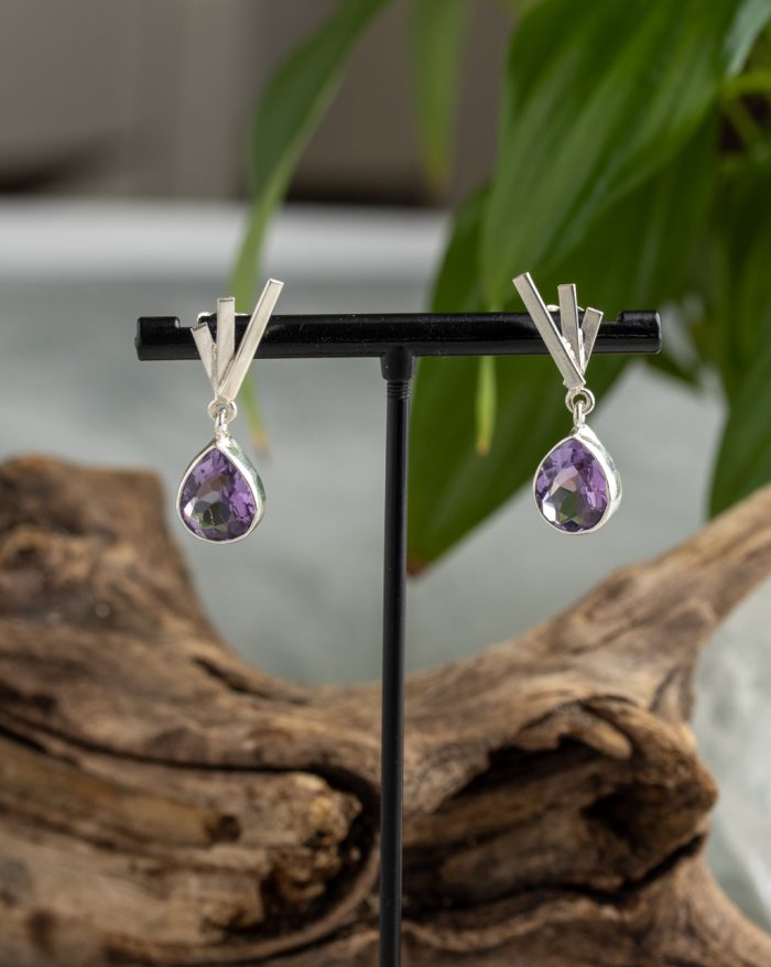 Handmade silver drop-shaped gemstone earrings crafted by artisans in Brazil, featuring fine jewellery design.