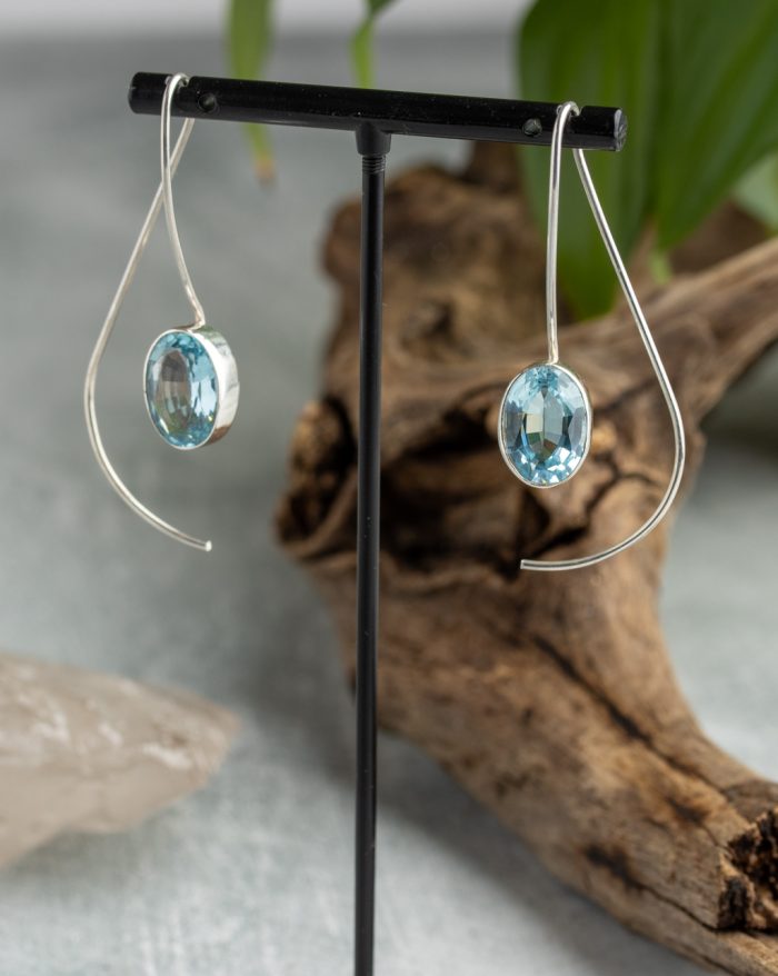 Handmade teardrop-shaped gemstone earrings from the Brasil Collection, featuring amethyst or aquamarine stones, crafted in fine jewellery design.