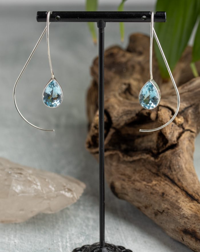 Handmade teardrop-shaped gemstone earrings from the Brasil Collection, featuring amethyst or aquamarine stones, crafted in fine jewellery design.