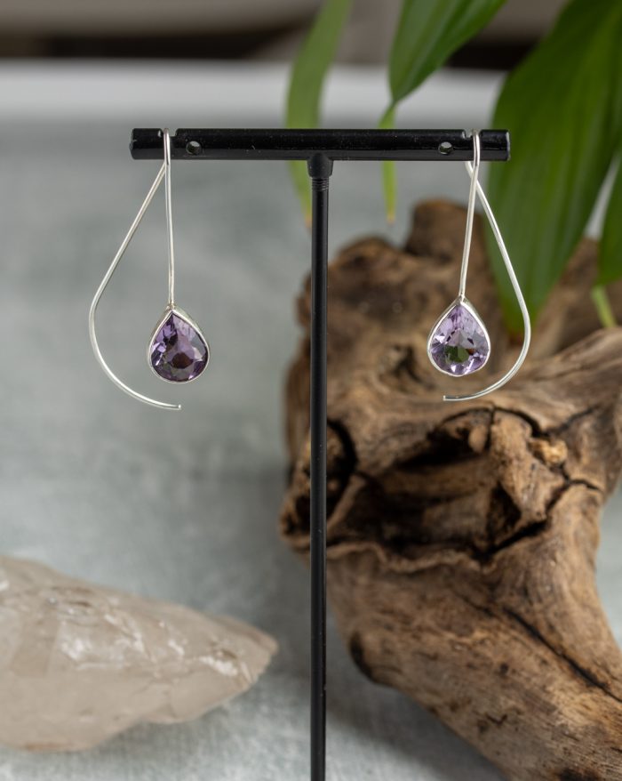 Handmade teardrop-shaped gemstone earrings from the Brasil Collection, featuring amethyst or aquamarine stones, crafted in fine jewellery design.