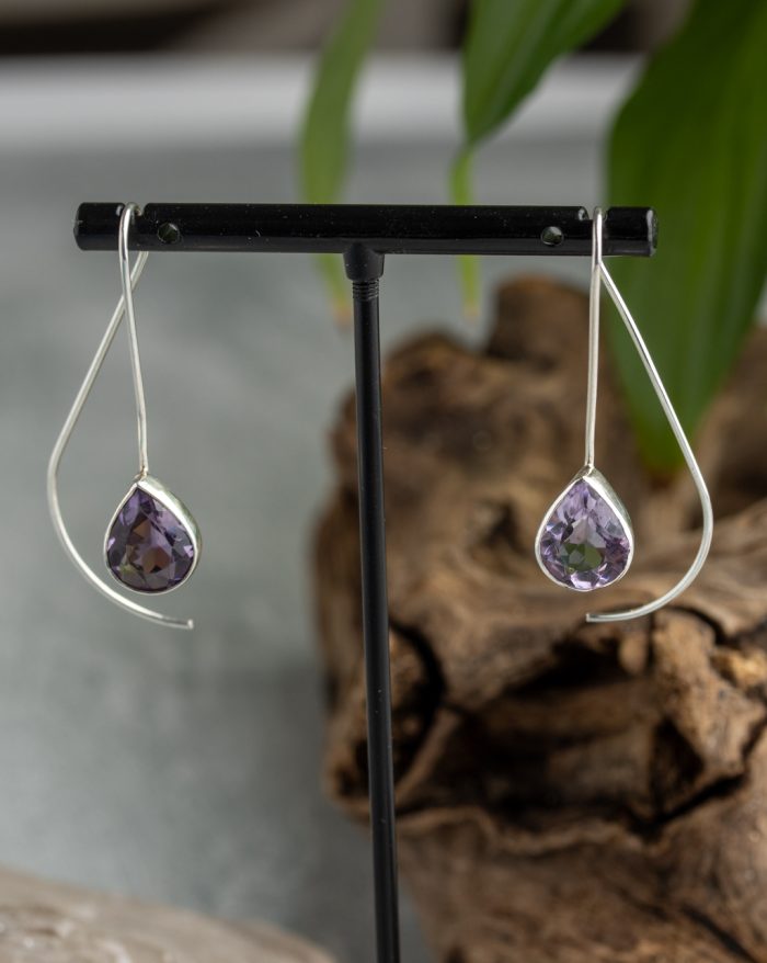 Handmade teardrop-shaped gemstone earrings from the Brasil Collection, featuring amethyst or aquamarine stones, crafted in fine jewellery design.